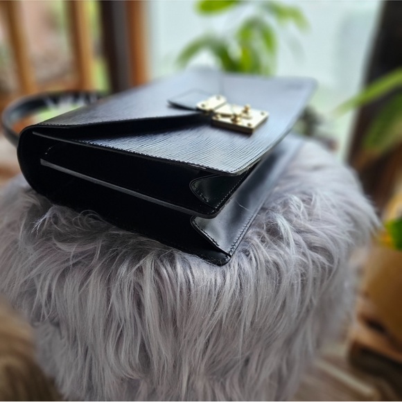 Authentic Louis Vuitton Epi Concorde Handbag - Picture 8 of 13